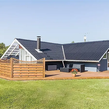 Дом отдыха Three-bedroom Holiday In *